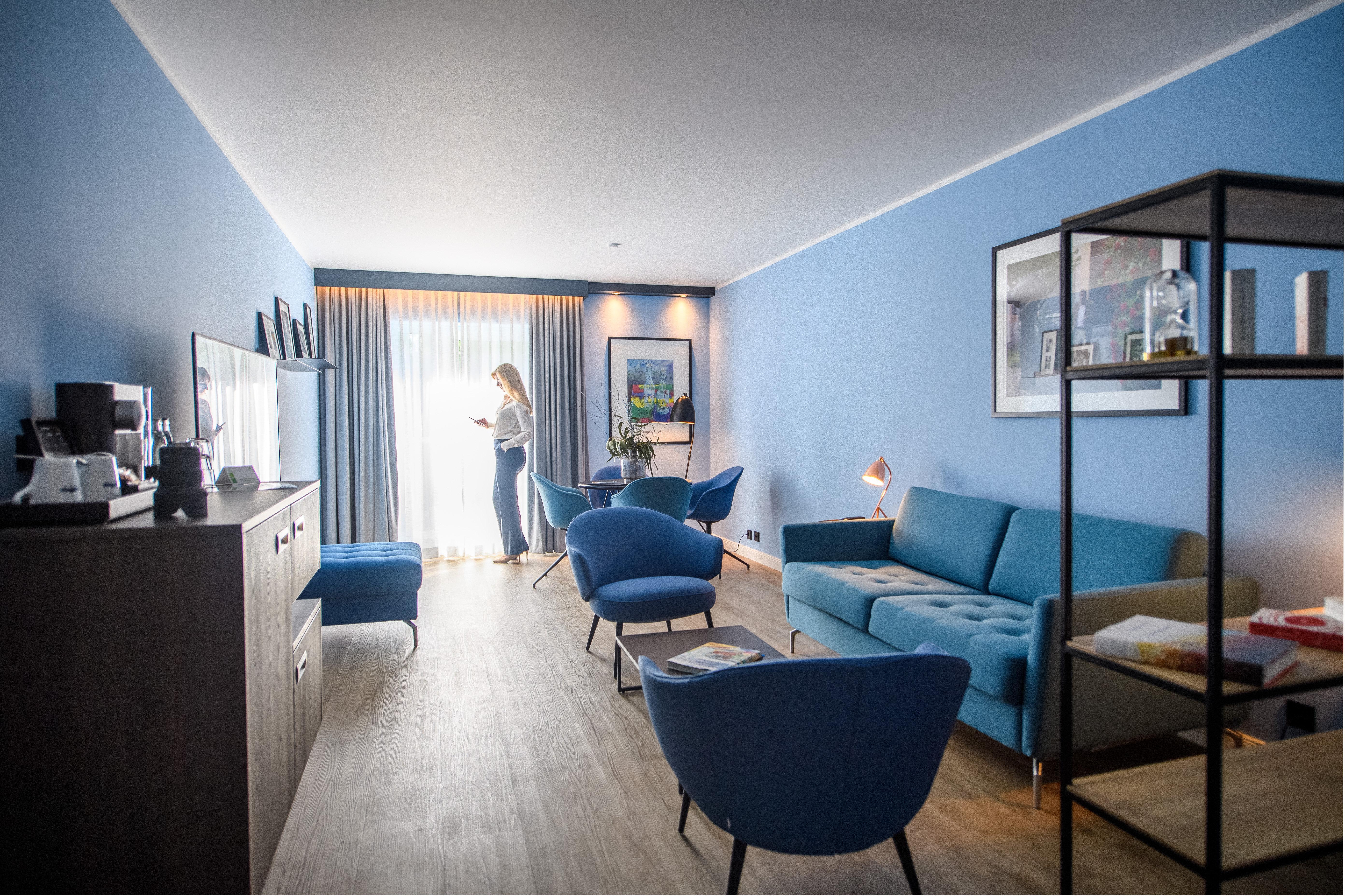Executive Suite,1279975450:JPEG